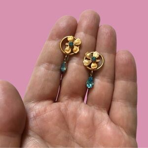 Pretty vintage goldtone screwback earrings w/ aqua blue rhinestones READ